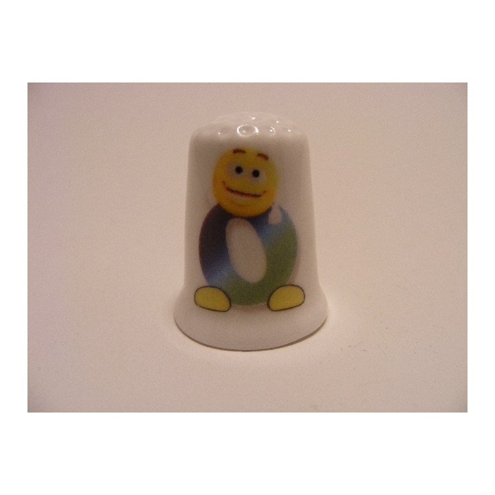 Letter O emoticon op een porselein vingerhoedje