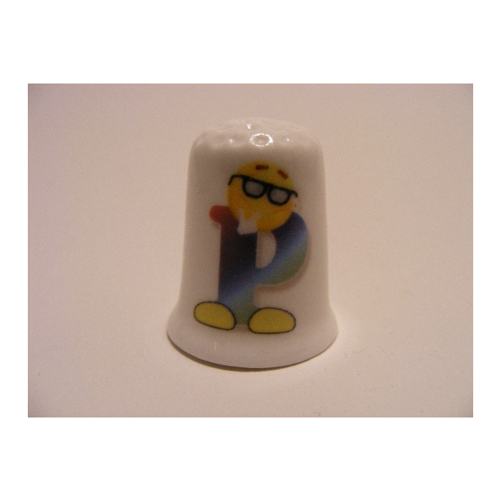 Letter P emoticon op een porselein vingerhoedje