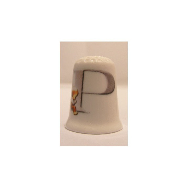 Letter P met jongetje op een porselein vingerhoedje