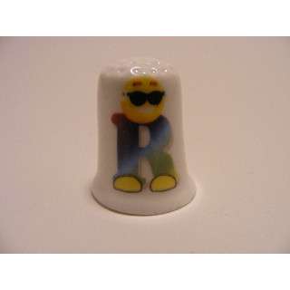 Letter R emoticon op een porselein vingerhoedje