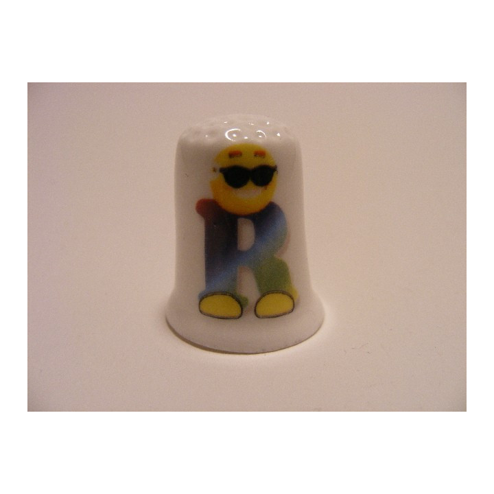Letter R emoticon op een porselein vingerhoedje