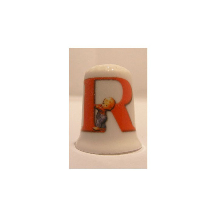 Letter R met jongetje op een porselein vingerhoedje