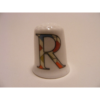 Letter R patchwork stijl op een porselein vingerhoedje