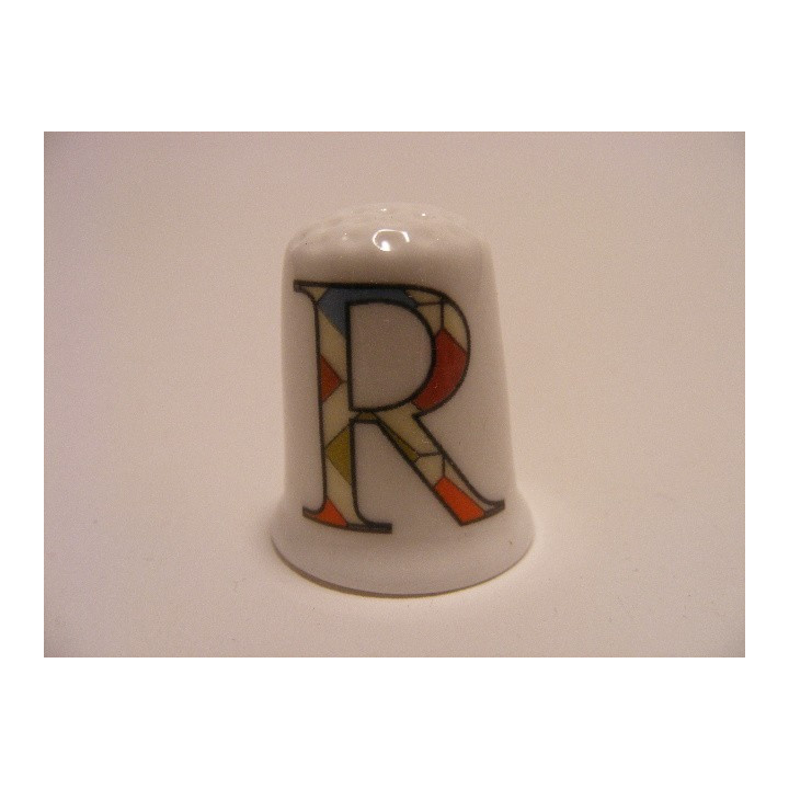 Letter R patchwork stijl op een porselein vingerhoedje