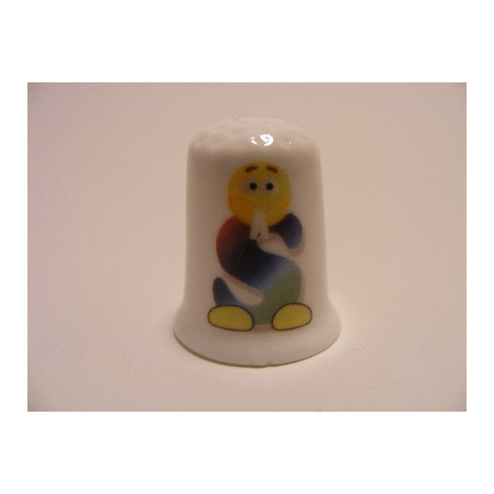 Letter S emoticon op een porselein vingerhoedje