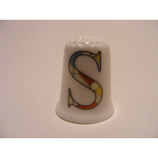 Letter S patchwork stijl op een porselein vingerhoedje