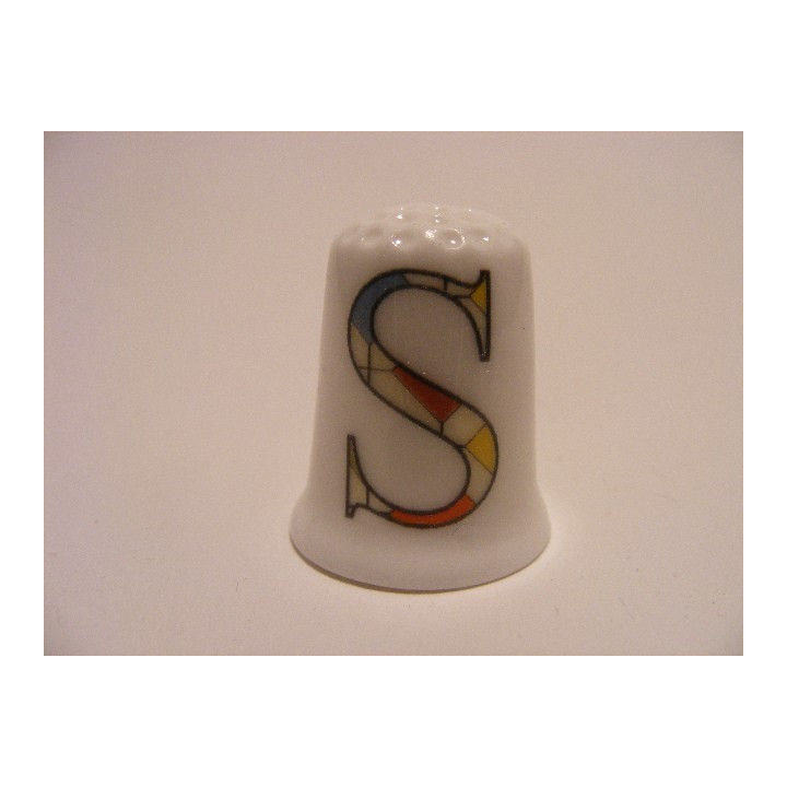 Letter S patchwork stijl op een porselein vingerhoedje