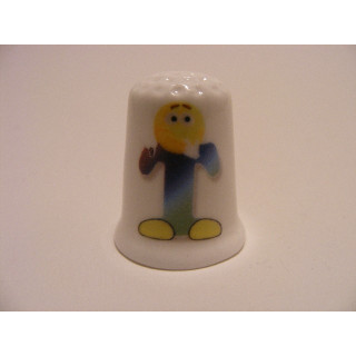 Letter T emoticon op een porselein vingerhoedje
