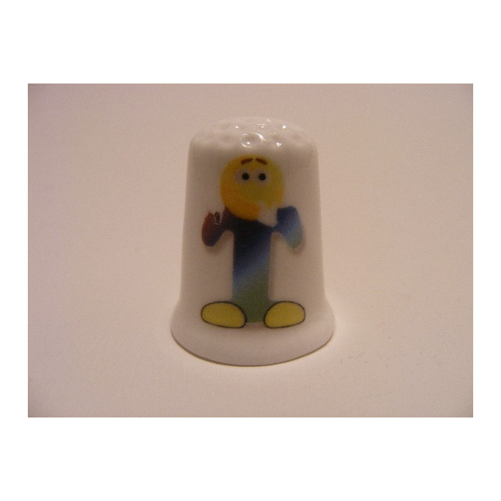 Letter T emoticon op een porselein vingerhoedje