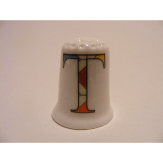 Letter T patchwork stijl op een porselein vingerhoedje