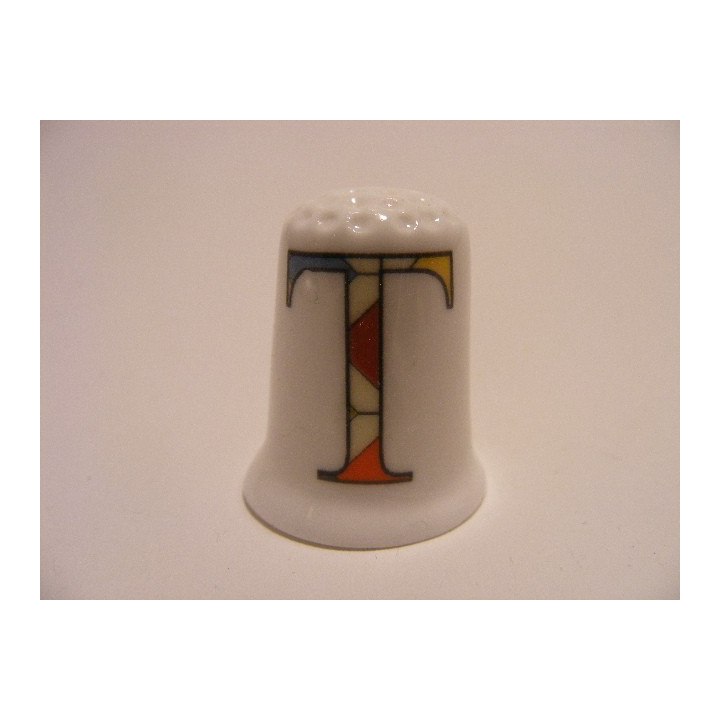 Letter T patchwork stijl op een porselein vingerhoedje