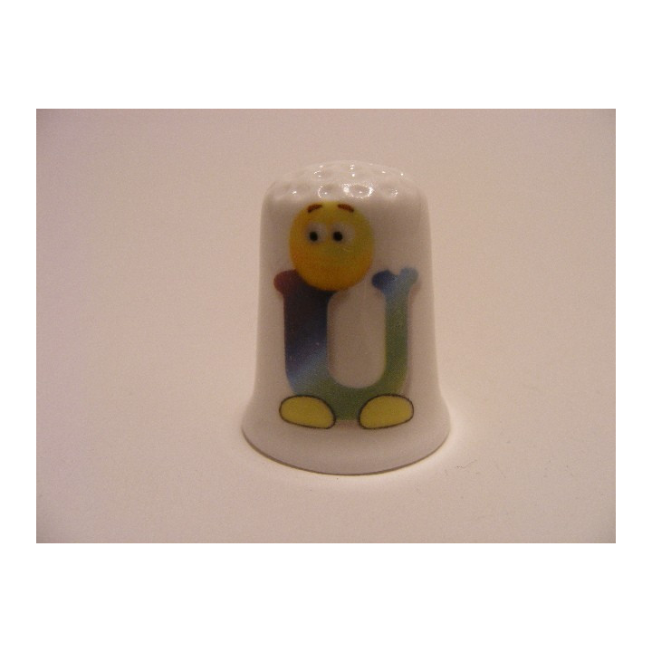 Letter U emoticon op een porselein vingerhoedje