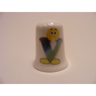Letter V emoticon op een porselein vingerhoedje