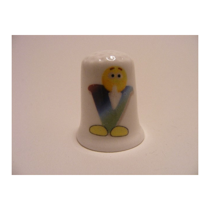 Letter V emoticon op een porselein vingerhoedje