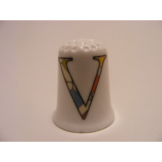 Letter V patchwork stijl op een porselein vingerhoedje