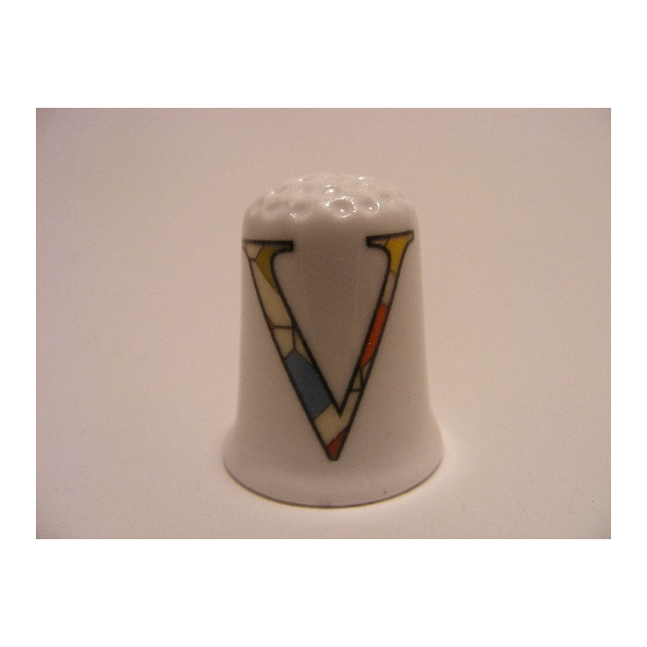 Letter V patchwork stijl op een porselein vingerhoedje