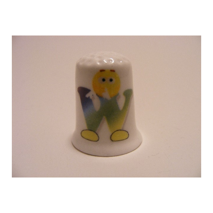 Letter W emoticon op een porselein vingerhoedje