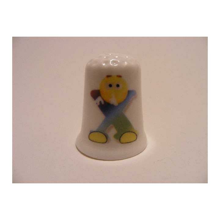 Letter X emoticon op een porselein vingerhoedje