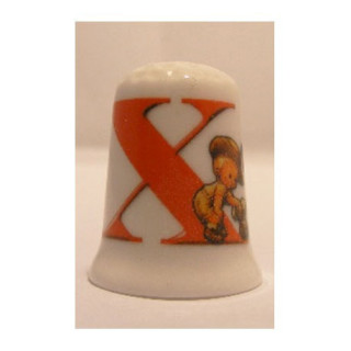 Letter X met jongetje op een porselein vingerhoedje