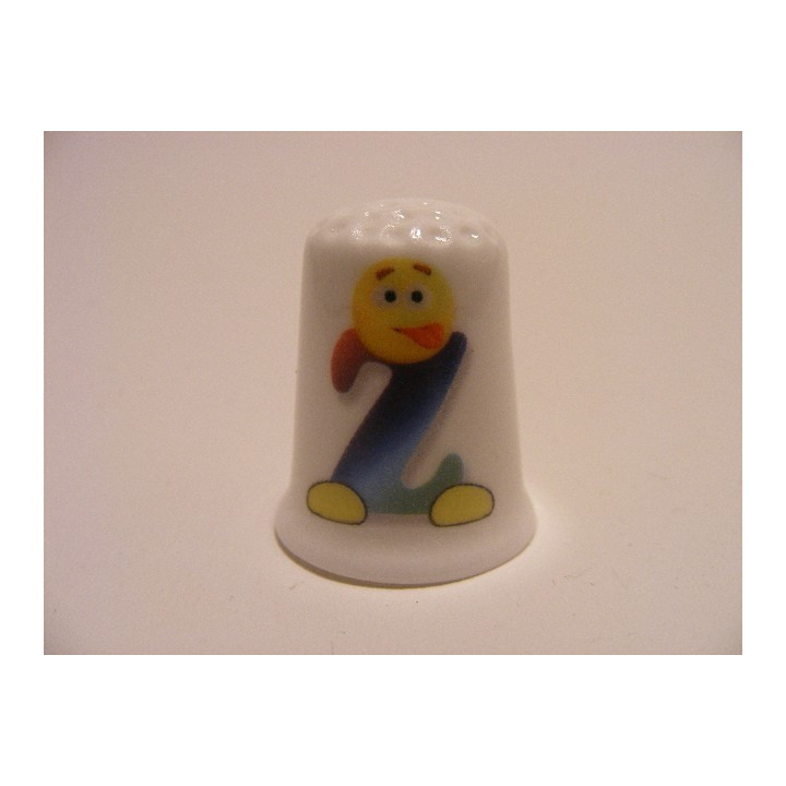 Letter Z emoticon op een porselein vingerhoedje