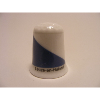 Leuze-en-Hainaut vlag Belgie op een porselein vingerhoedje