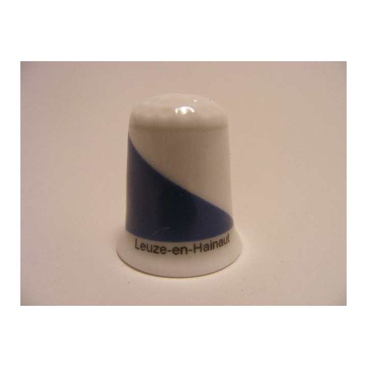 Leuze-en-Hainaut vlag Belgie op een porselein vingerhoedje