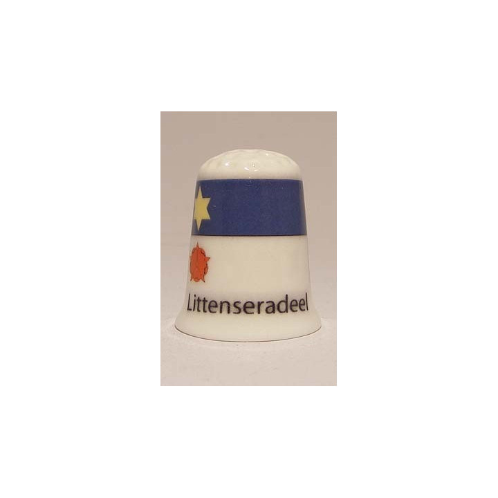 Littenseradeel Nederlandse gemeentevlag op een porselein vingerhoedje