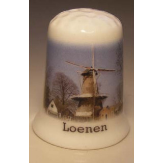 Loenen op een porselein vingerhoedje