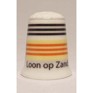 Loon op Zand Nederlandse gemeentevlag op een porselein vingerhoedje Loon op Zand Nederlandse gemeentevlag op een porselein vingerhoedje