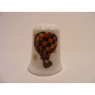 Luchtballon tekening op een porselein vingerhoedje