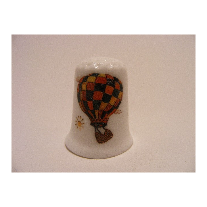 Luchtballon tekening op een porselein vingerhoedje