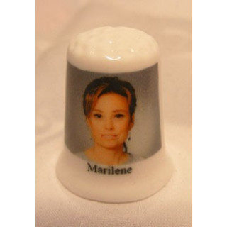 Marie Helene Angela van den Broek op een vingerhoedje