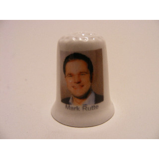 Mark Rutten uit Nederland op een porselein vingerhoedje