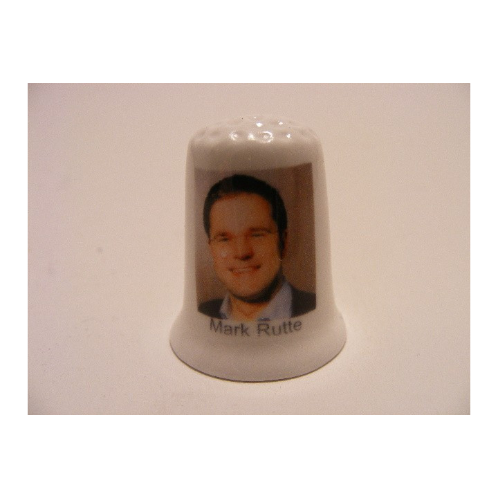 Mark Rutten uit Nederland op een porselein vingerhoedje