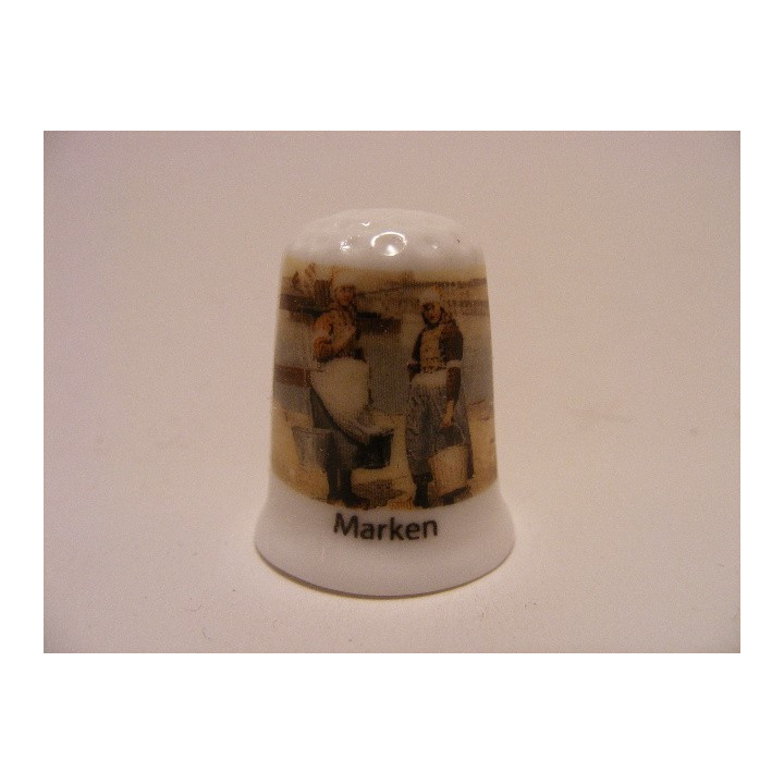 Marken in de gemeente Waterland op een porselein vingerhoedje Marken in de gemeente Waterland op een porselein vingerhoedje