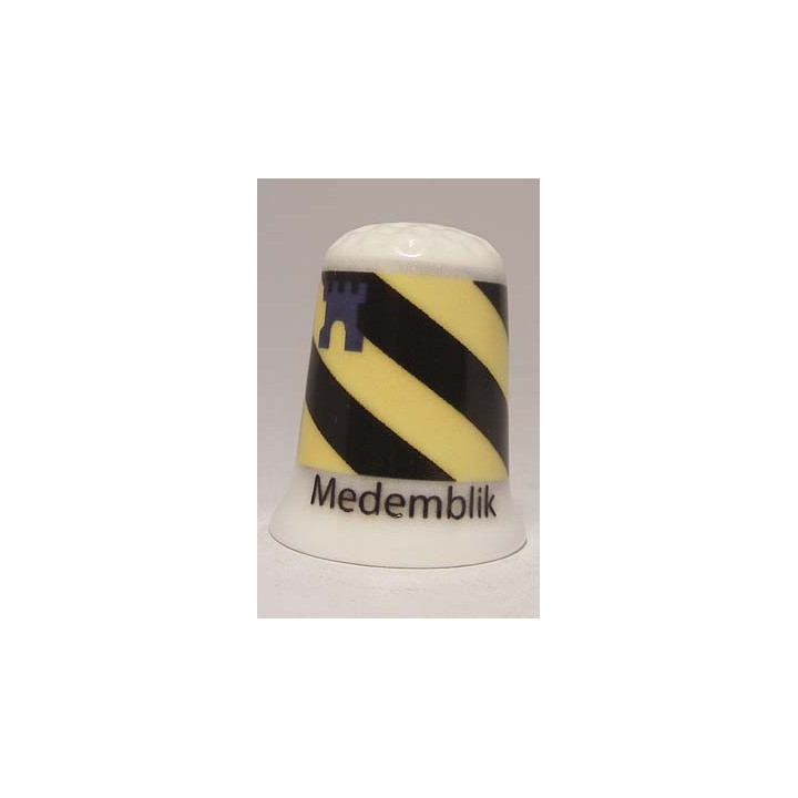 Medemblik Nederlandse gemeentevlag op een porselein vingerhoedje Medemblik Nederlandse gemeentevlag op een porselein vingerhoedje