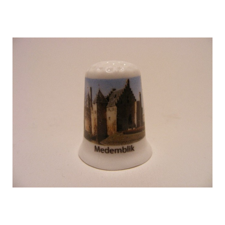 Medemblik stad in de gemeente Medemblik op een porselein vingerhoedje Medemblik stad in de gemeente Medemblik op een porselein vingerhoedje