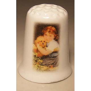 Meisje knuffelt hond op een porselein vingerhoedje