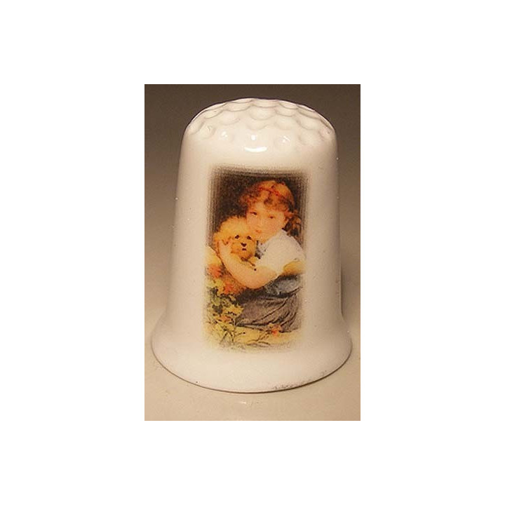 Meisje knuffelt hond op een porselein vingerhoedje