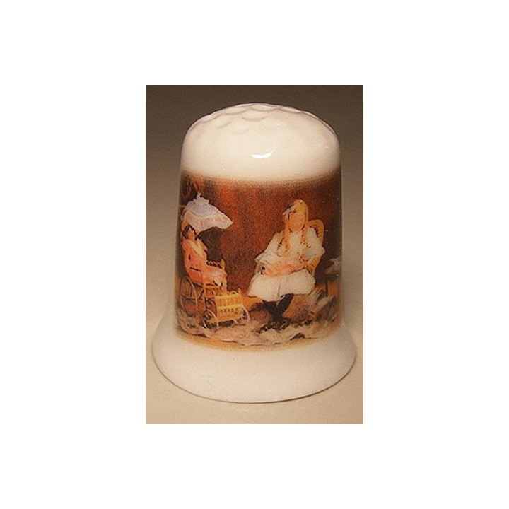 Meisje speelt met poppen op een porselein vingerhoedje