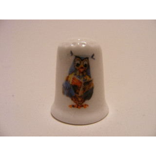 Meneer de uil Fabeltjeskrant getekend op een porselein vingerhoedje