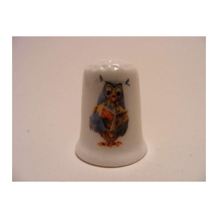 Meneer de uil Fabeltjeskrant getekend op een porselein vingerhoedje