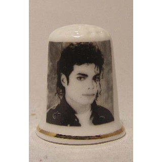 Michael Jackson op een porselein vingerhoedje met goud randje