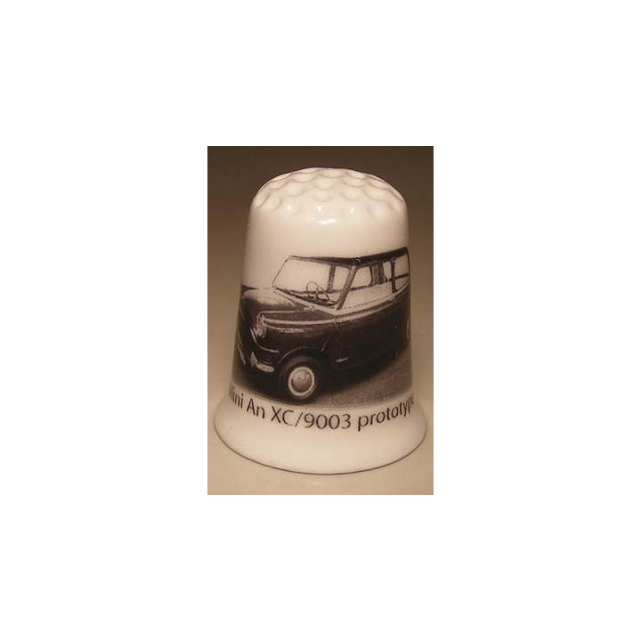 Mini AN XC 93 prototype op een porselein vingerhoedje
