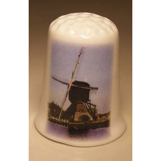 Molen langs het water op een porselein vingerhoedje