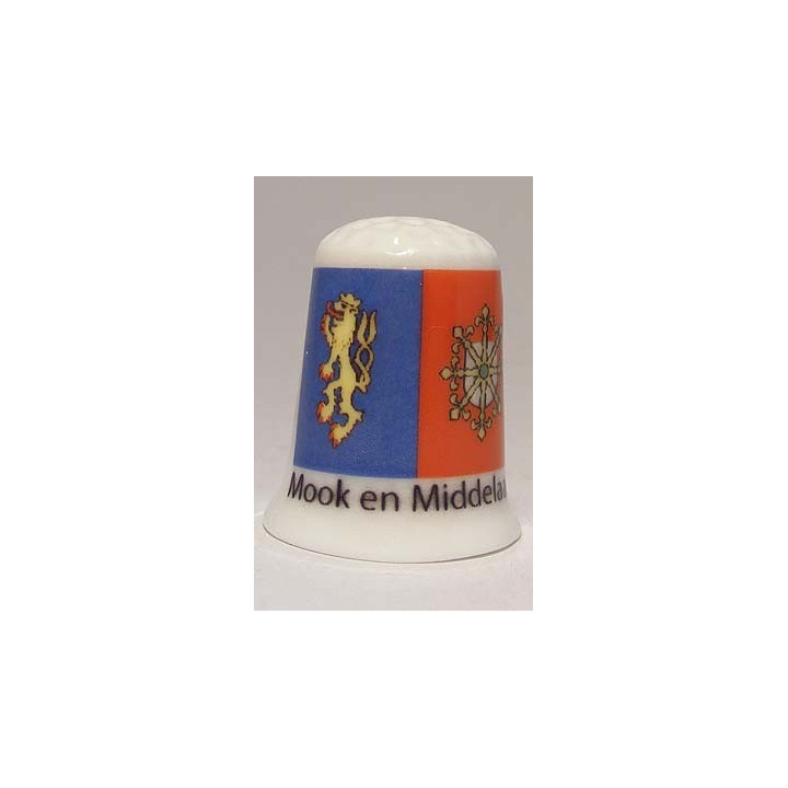 Mook en Middelaar Nederlandse gemeentevlag op een porselein vingerhoedje