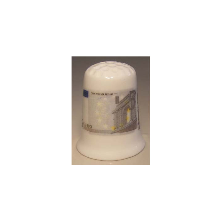 Nederlands geld 5 euro op een porselein vingerhoedje Nederlands geld 5 euro op een porselein vingerhoedje