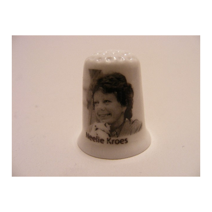 Neelie Smit Kroes Nederlandse oud politica op een porselein vingerhoedje