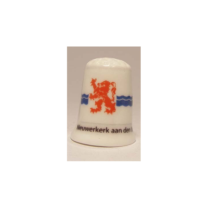 Nieuwerkerk aan den IJssel gemeentevlag op een porselein vingerhoedje