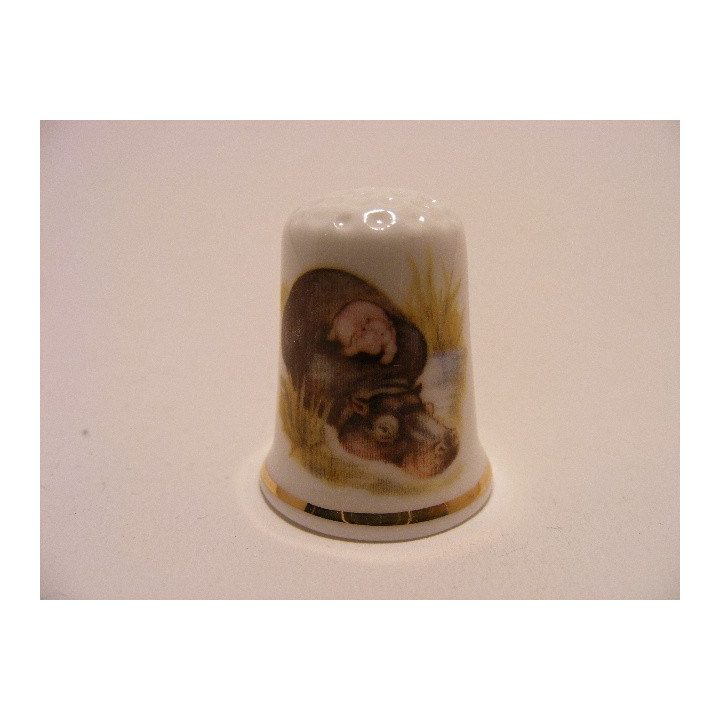 Nijlpaard liggend in het water vingerhoedje met goudrandje